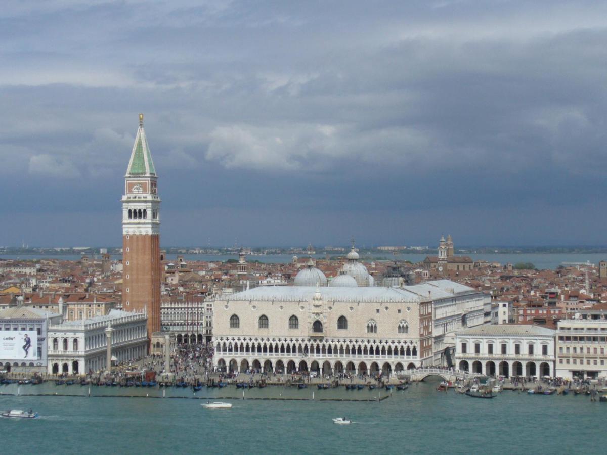 Raggio Di Sole Dietro Piazza San Marco Venezia Eksteriør bilde